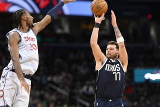 Luka Doncic arme devant Alex Sarr pour un 78e triple-double. KEYSTONE/AP/Nick Wass
